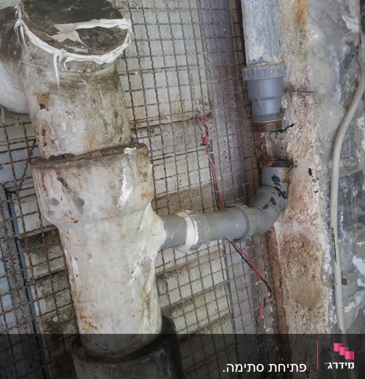 צינורות מתכת מחוברים עם חיבורים ותיקונים